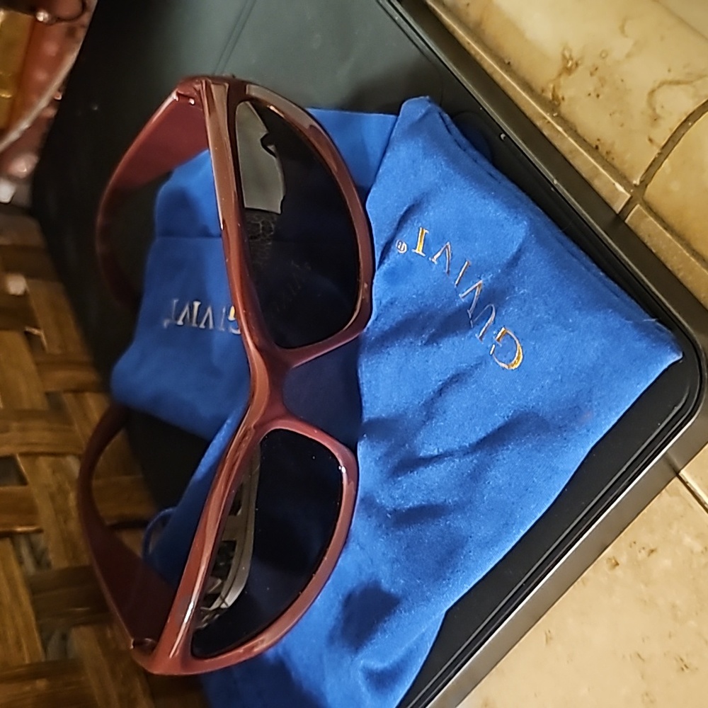 Guvivi maroon Sunglasses